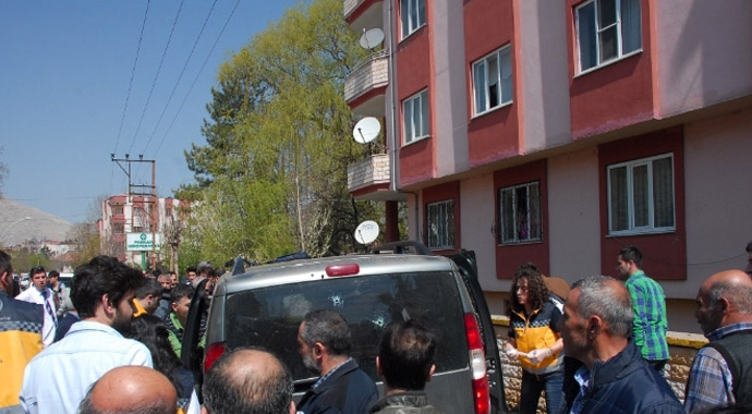 Otomobile kurşun yağmuru: 2'si ağır 4 yaralı