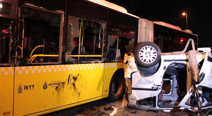 Metrobüs yolunda korkunç kaza! 5 ölü 5 yaralı