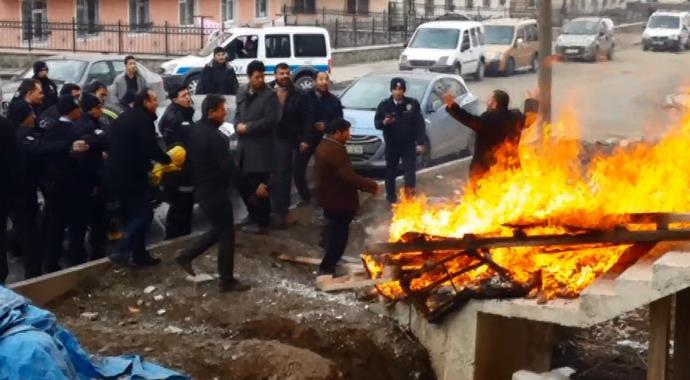 Herkesin gözleri önünde kendini ateşe attı