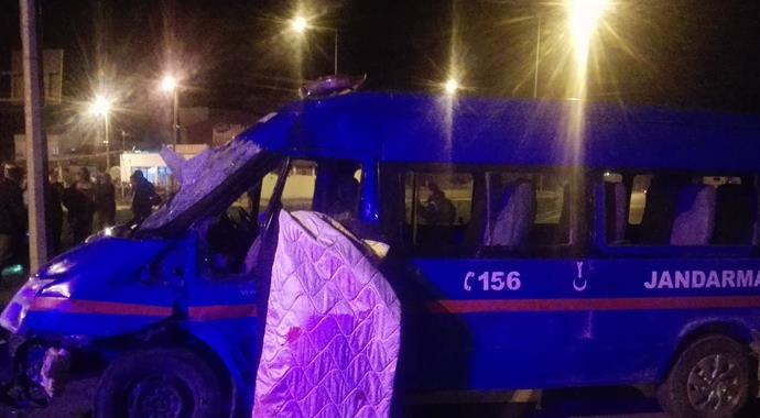 Askeri araç otomobille çarpıştı: 1 şehit, 5 yaralı