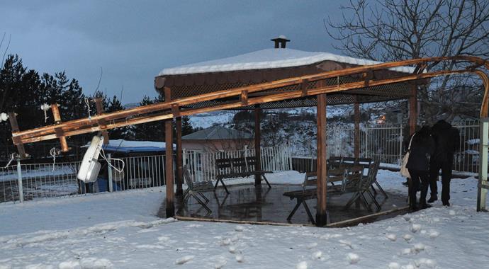 Fırtına, ağaç ve direkleri kökünden söktü