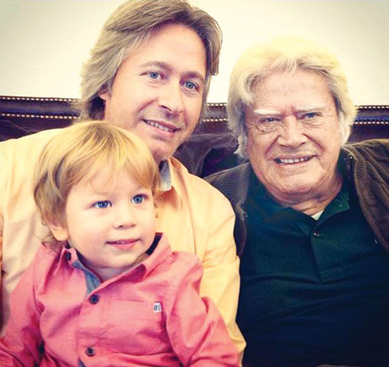 Cüneyt Arkın, oğlu ve torunuyla bir arada