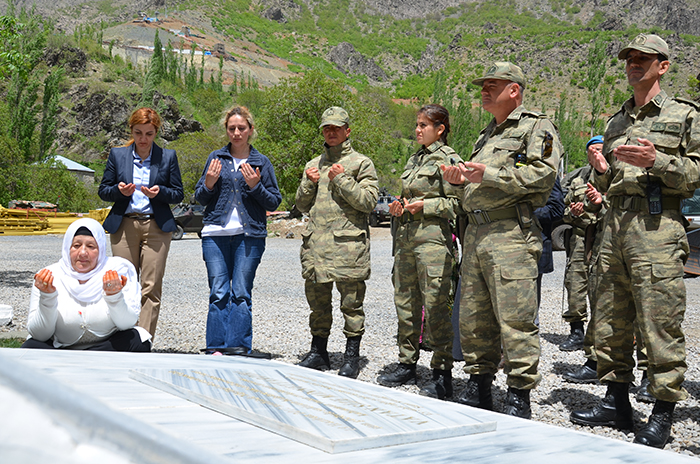Oğlunun şehit edildiği mevzide barış mesajı