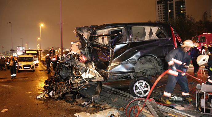 Merter'de minibüs metrobüse çarptı, ölü ve yaralı var