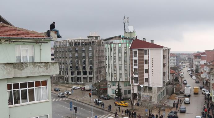5'inci kattan atladı, hava yatağı hayatını kurtardı