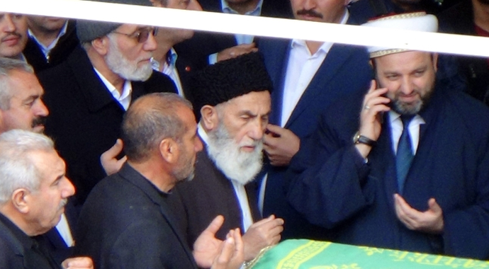 Ünlü alimin cenazesine binlerce kişi geldi