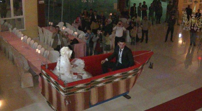 Gelinle damat, düğün salonuna kayıkla uçarak iniyor