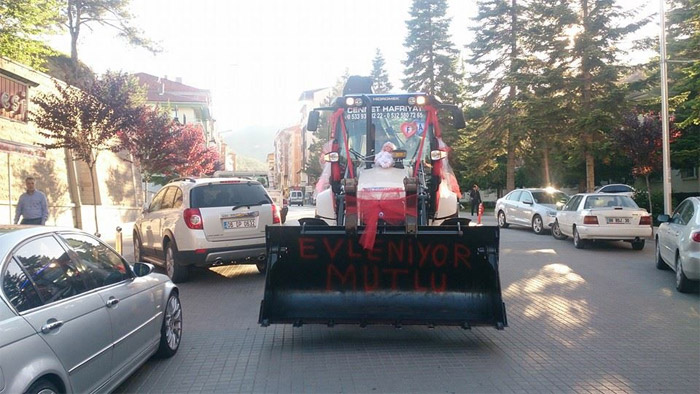 Damat operatör olunca iş makinesi gelin arabası oldu