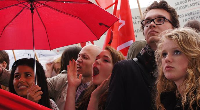Başbakan, 1 Mayıs konuşmasının ardından protestoculardan kaçırıldı
