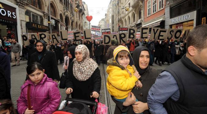 İstiklal Caddesi'nde '28 Şubat' yürüyüşü