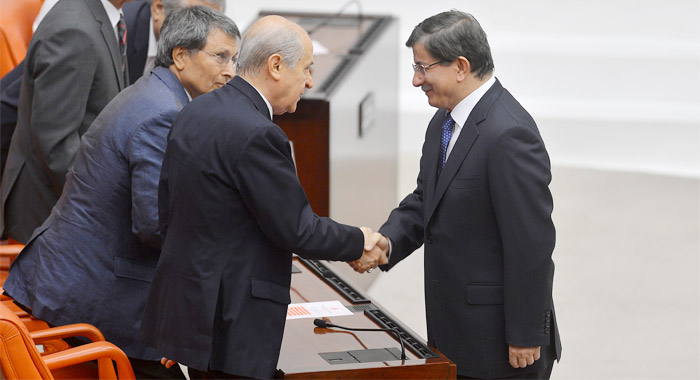 Ahmet Davutoğlu TBMM'de ilk kimin elini sıktı?