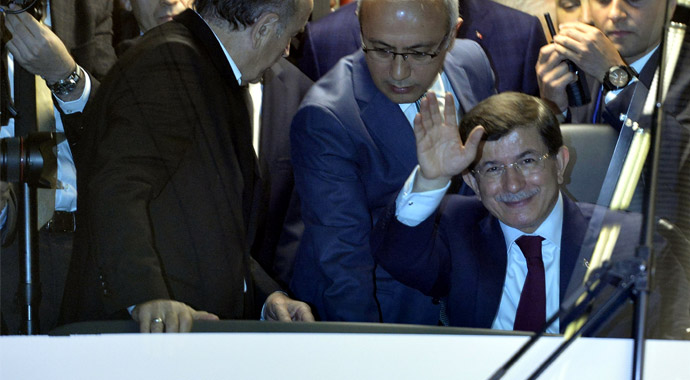 Davutoğlu, vatman koltuğunda