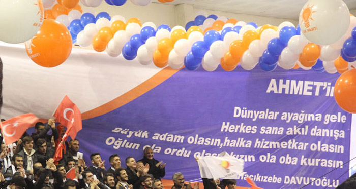 Başbakan Davutoğlu'na sürpriz pankart