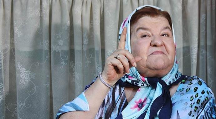 Defne Yalnız, sette bayram hediyesi dağıttı