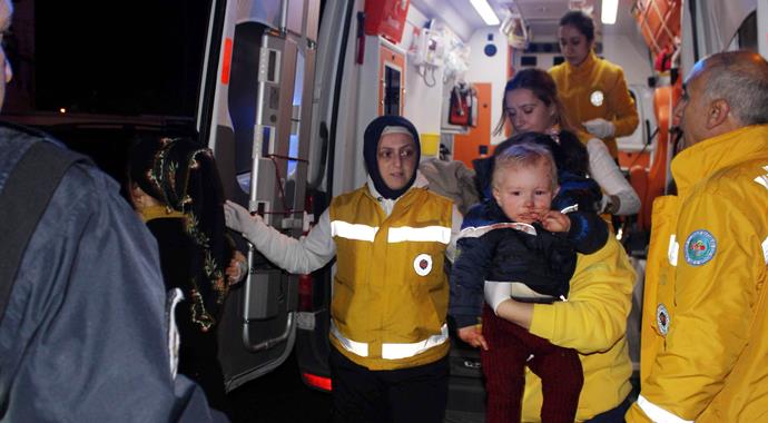 Kamyonetten düşen demir otomobilin camından girdi: 1 ölü, 3 yaralı