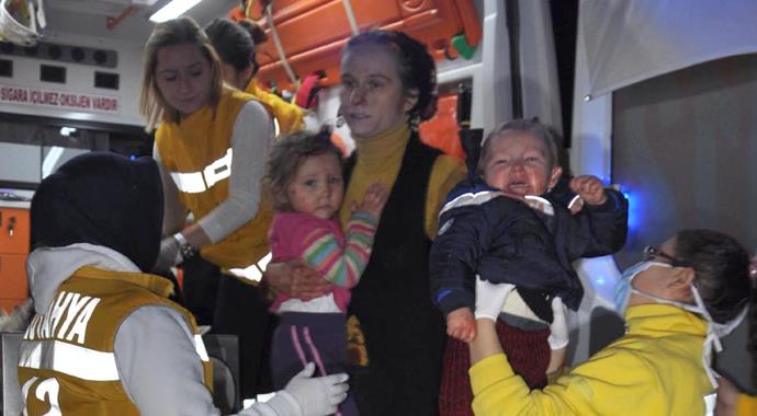 Kamyonetten düşen demir otomobilin camından girdi: 1 ölü, 3 yaralı