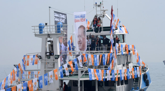 AK Partililer Yenikapı'ya denizden akın etti