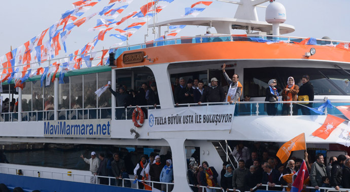 AK Partililer Yenikapı'ya denizden akın etti
