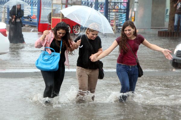 Üsküdar'da denizle kara yine birleşti