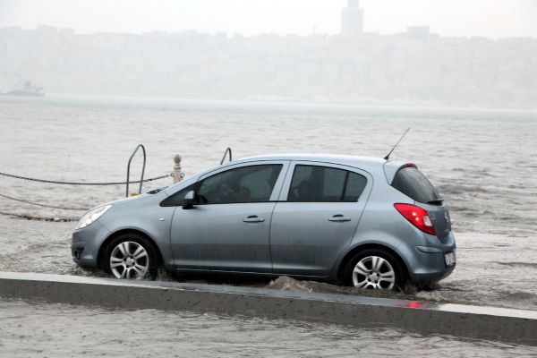 Üsküdar'da denizle kara yine birleşti