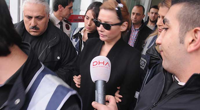 Ünlü sanatçı adliye sarayında gözyaşlarına boğuldu