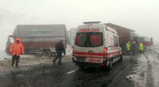 TEM'de onlarca araç birbirine girdi