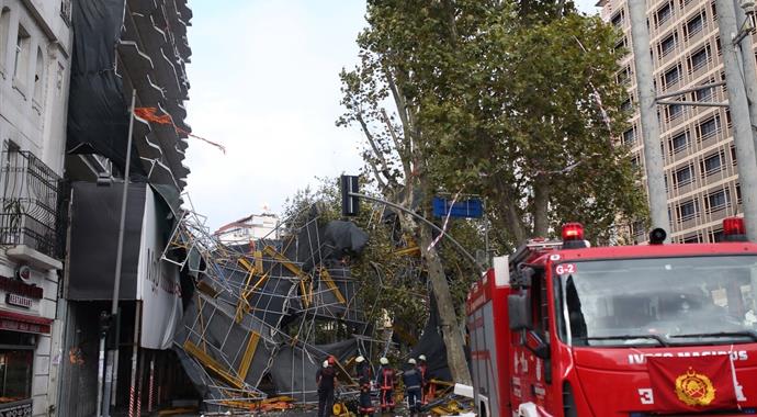 Taksim'de iskele çöktü! Yaralılar var