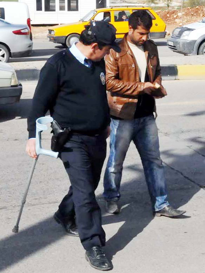 Koltuk değnekli dilenci polisi görünce...