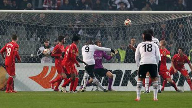 Beşiktaş Liverpool maçında Demba Ba'nın direkten dönen topu