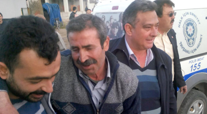 Stadyum direğine çıkan adamdan polise ilginç tehdit