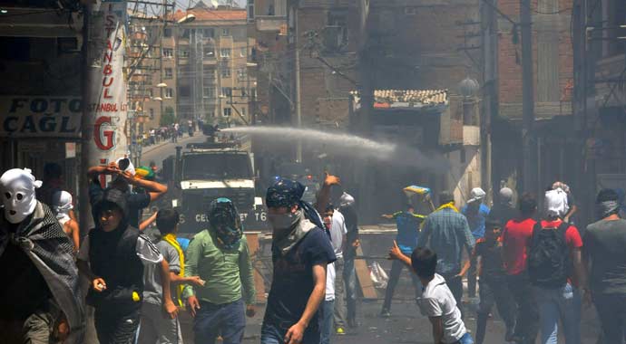 Diyarbakır'daki cenazede olaylar çıktı