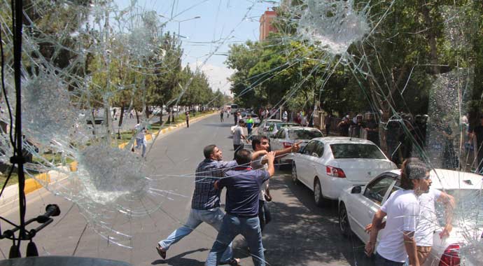 Şoförler belediyeyi bastı, Diyarbakır savaş alanına döndü!