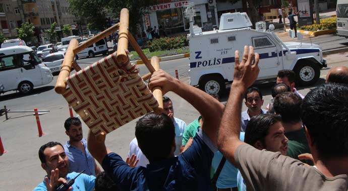 Şoförler belediyeyi bastı, Diyarbakır savaş alanına döndü!