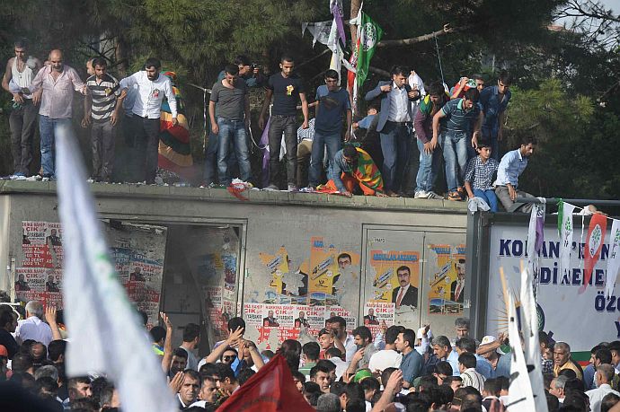 HDP mitinginde patlama: 2 ölü