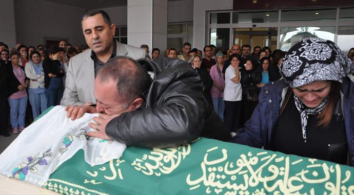 Eşini banyoda bıçaklayarak öldüren doktor tutuklandı