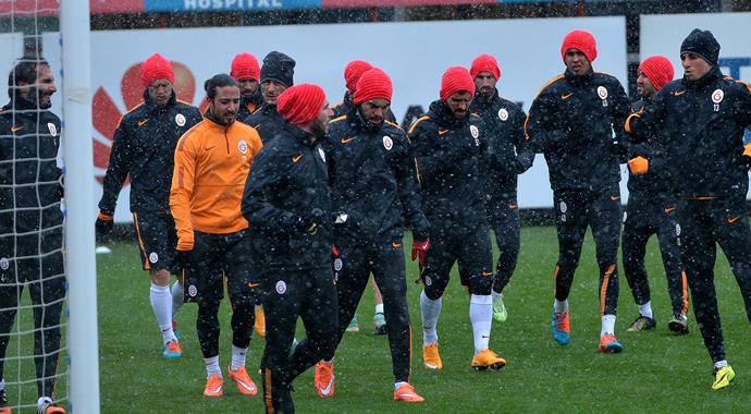 Galatasaray Beşiktaş'a bileniyor