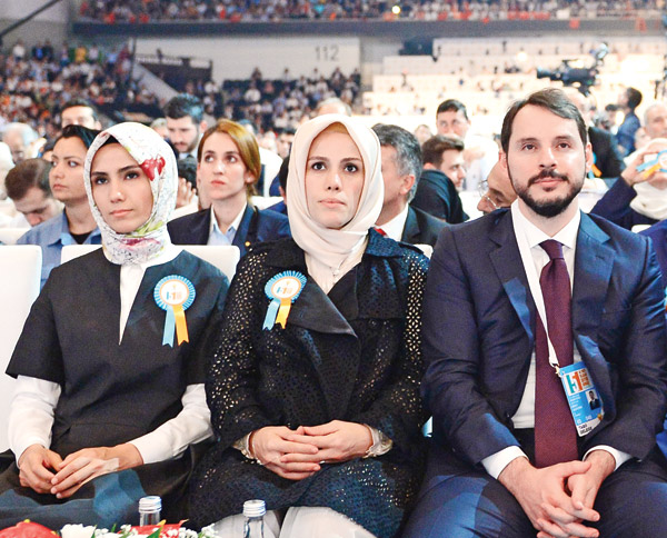 AK Parti yenilenmiş kadro ile yola çıktı