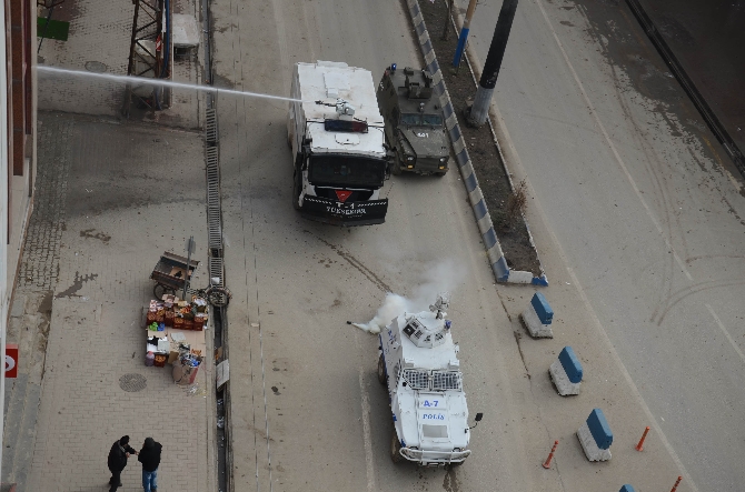 Hakkari'de askeri konvoya saldırı