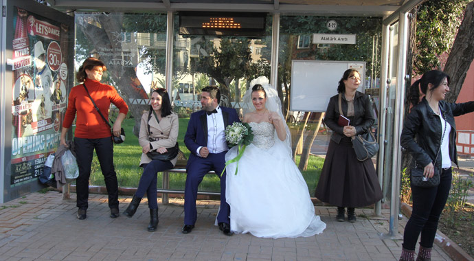 Gelin-damat otobüse bindi, yolcular kamera şakası sandı