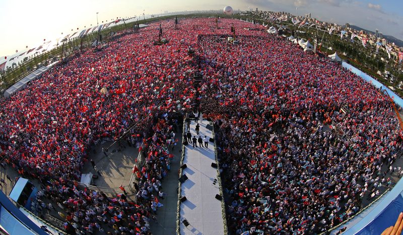 CHP'ye  ilk mitinginde soğuk duş!