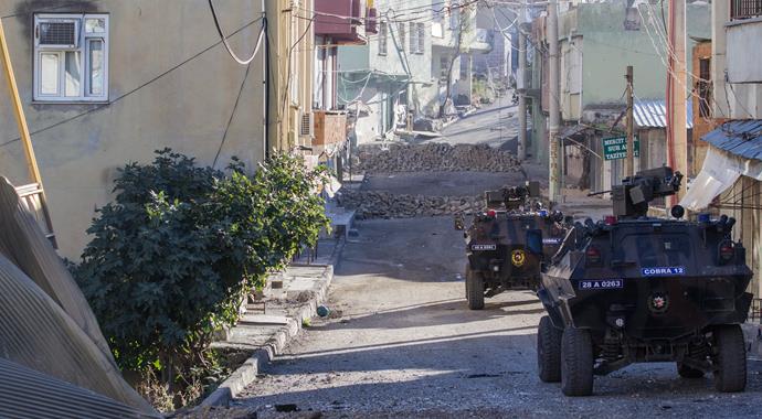 Silvan gün boyu silah ve bomba sesleriyle yankılandı