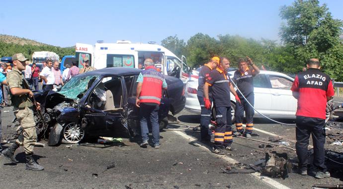 Otomobiller kafa kafaya çarpıştı: 1 ölü, 4 yaralı