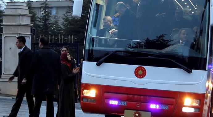 Erdoğan'ın otobüsünü durdurdu, iki çocuğu için yardım istedi
