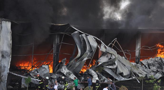 Bursa'da mobilya fabrikasında yangın