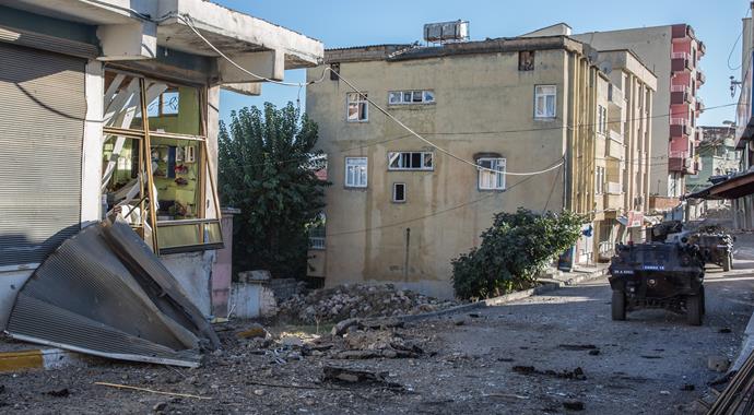 Silvan gün boyu silah ve bomba sesleriyle yankılandı