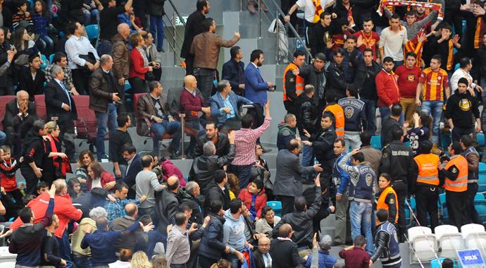 Ergin Ataman çıldırdı, taraftarını kovdu