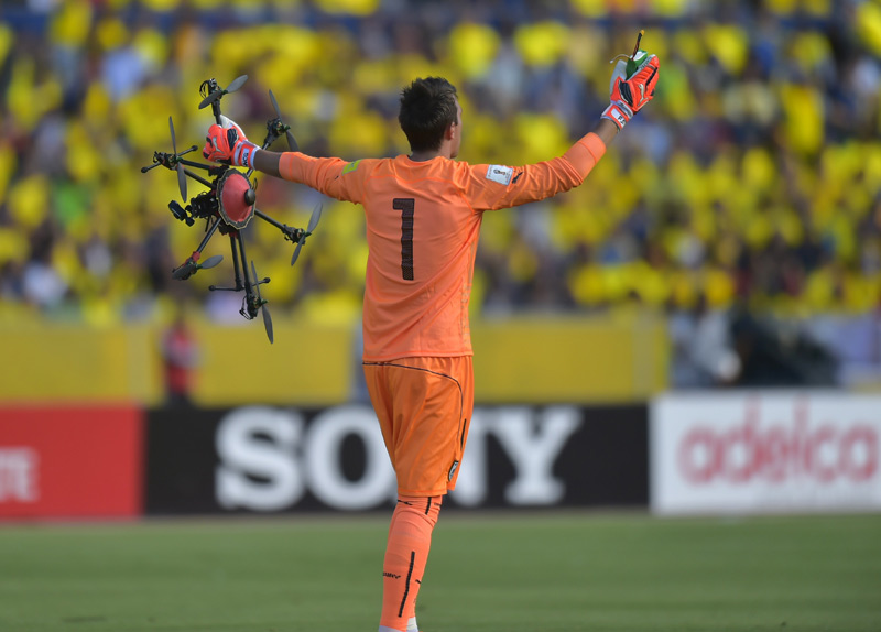 Muslera drone'u havada yakaladı