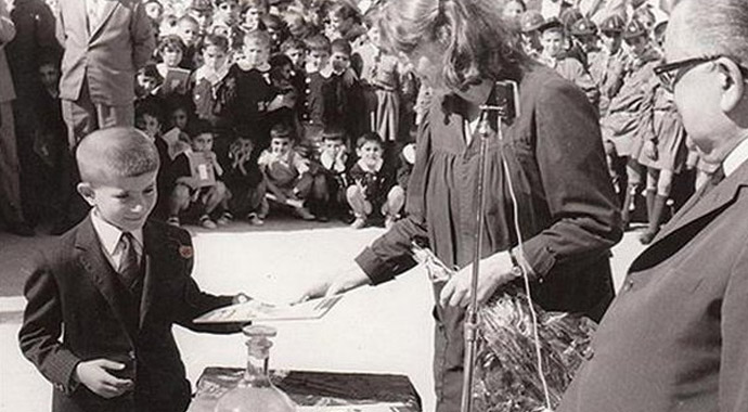 Davutoğlu ilkokul yıllarından fotoğraf paylaştı