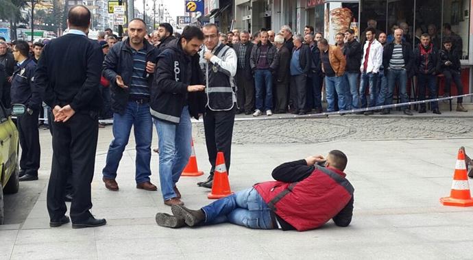 2 kuzenini sokak ortasında bacaklarından vurdu, herkes izledi