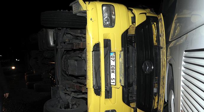 Yan yatan kamyon yolcu otobüsüne çarptı: 1 öü